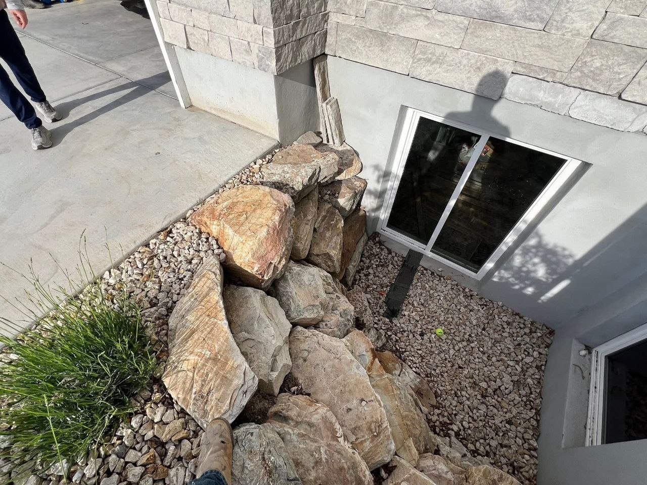 Egress window well with gravel surround