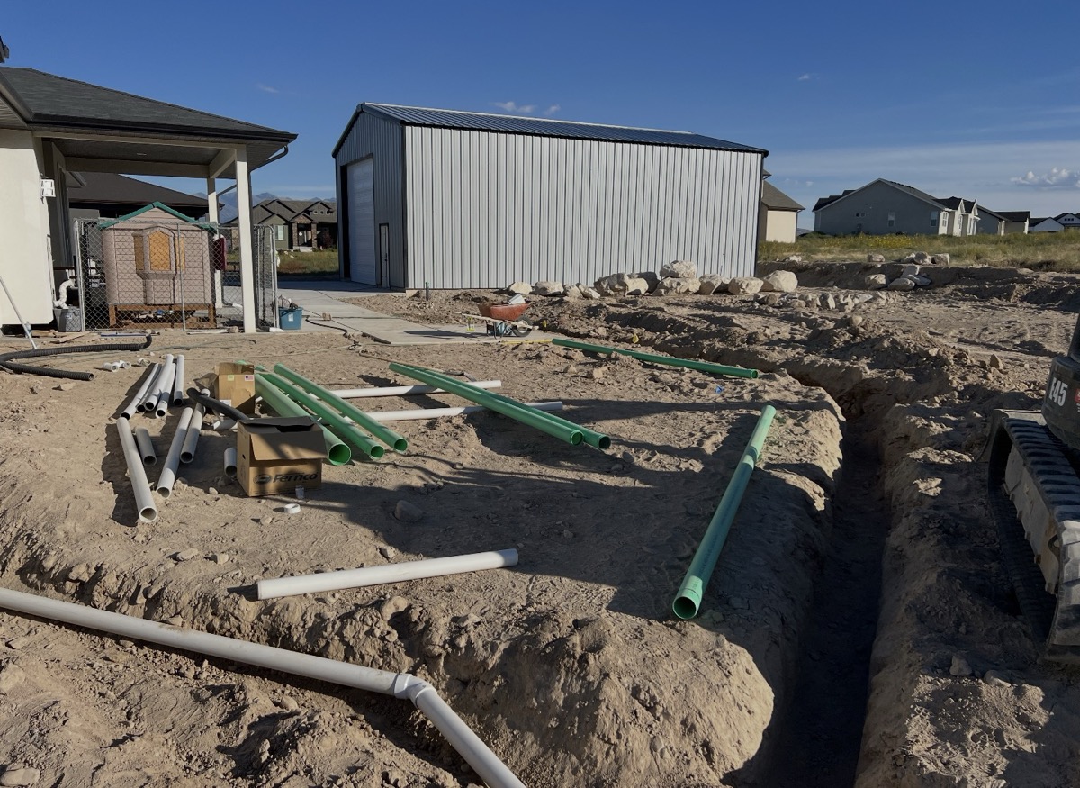 Drainage pipe layout for flood mitigation system